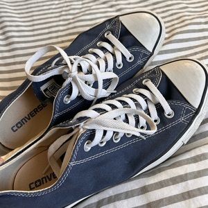 Men’s navy blue low top convers
